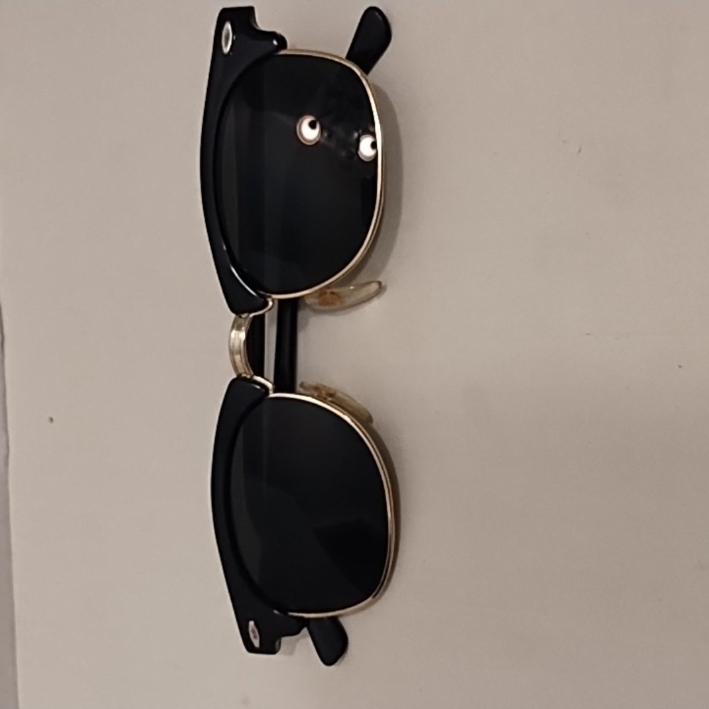 Stylish Black and Gold Sunglasses Unisex - Picture 6 of 7